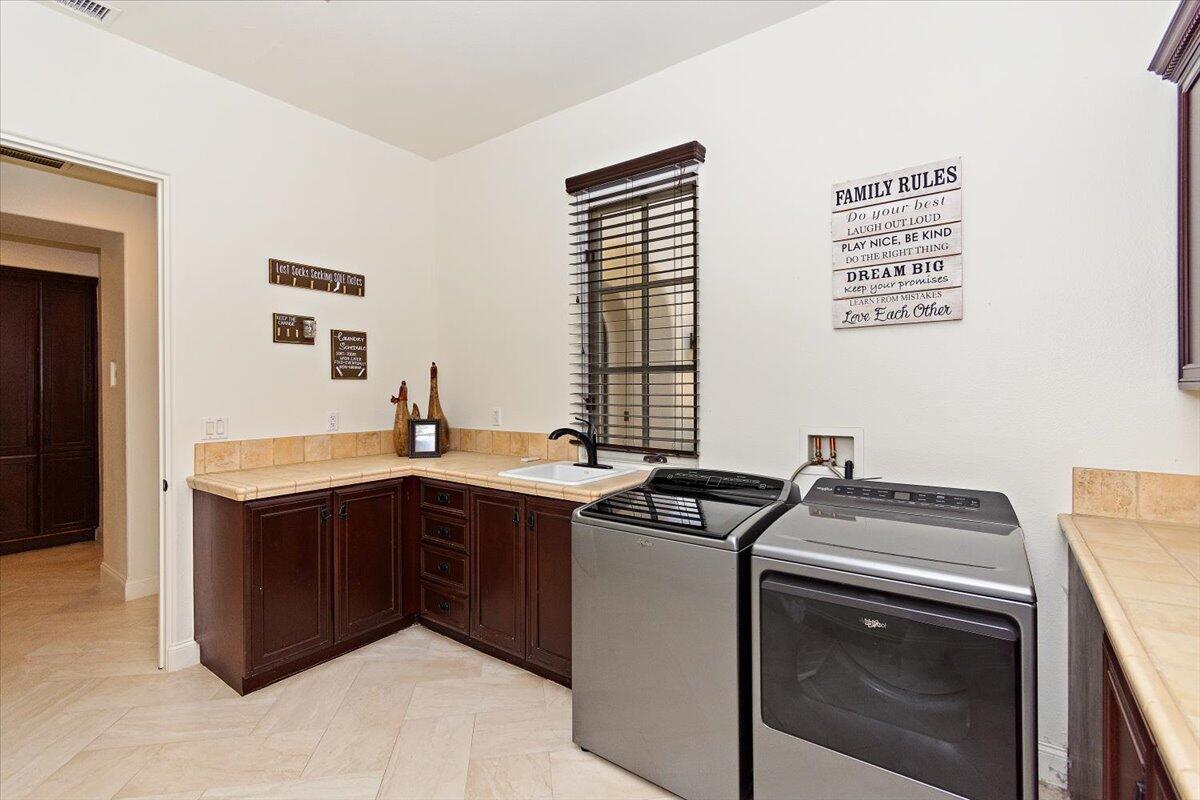 La Quinta, California 92253, United States, 5 Bedrooms Bedrooms, ,5 BathroomsBathrooms,Residential,Pending,102591