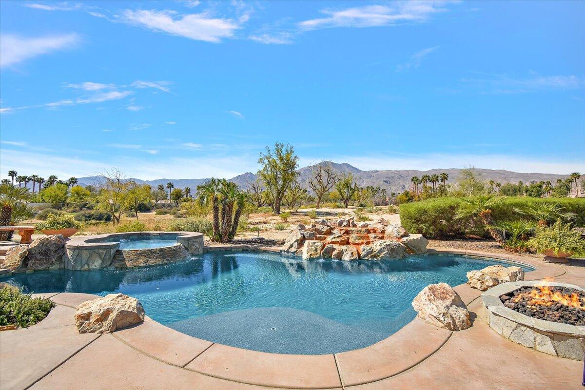La Quinta, California 92253, United States, 5 Bedrooms Bedrooms, ,5 BathroomsBathrooms,Residential,Pending,102591
