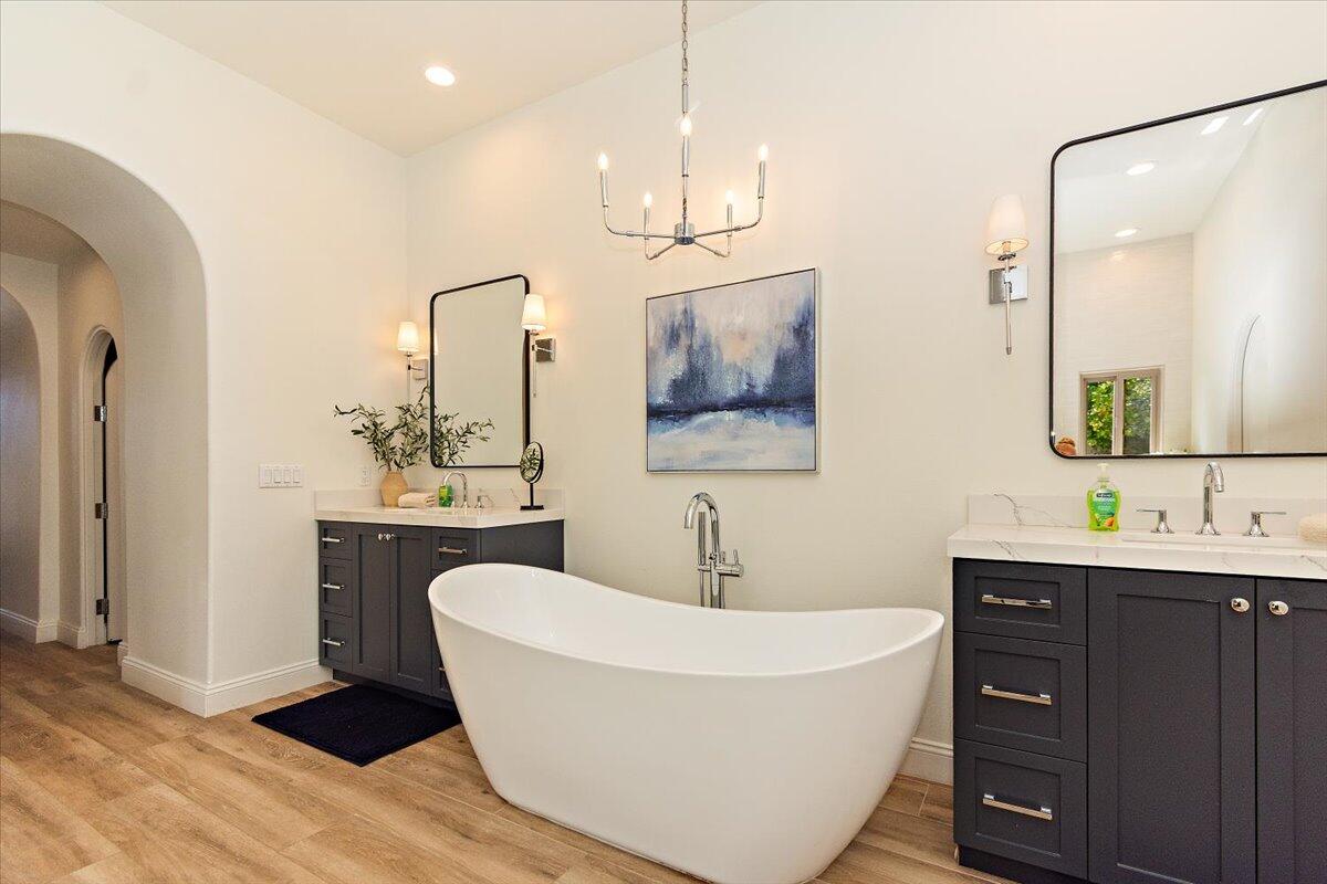 La Quinta, California 92253, United States, 5 Bedrooms Bedrooms, ,5 BathroomsBathrooms,Residential,Pending,102591