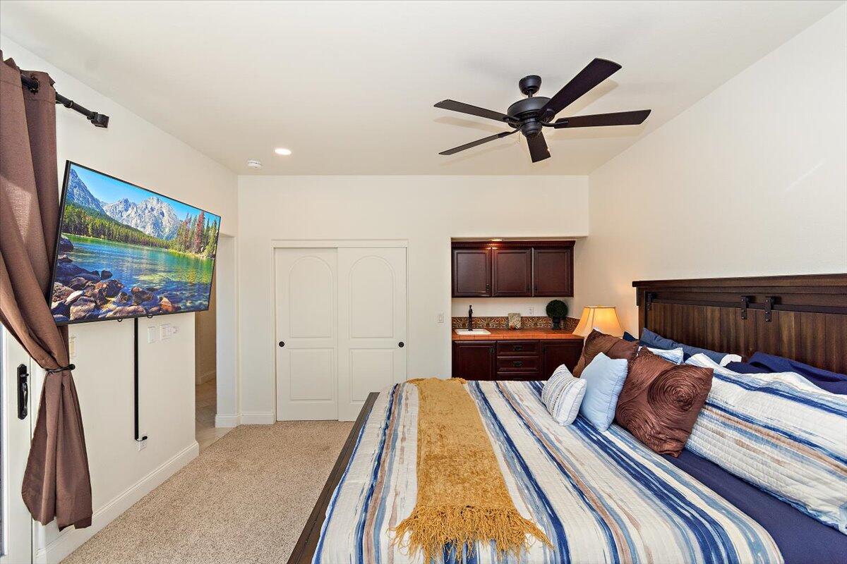 La Quinta, California 92253, United States, 5 Bedrooms Bedrooms, ,5 BathroomsBathrooms,Residential,Pending,102591