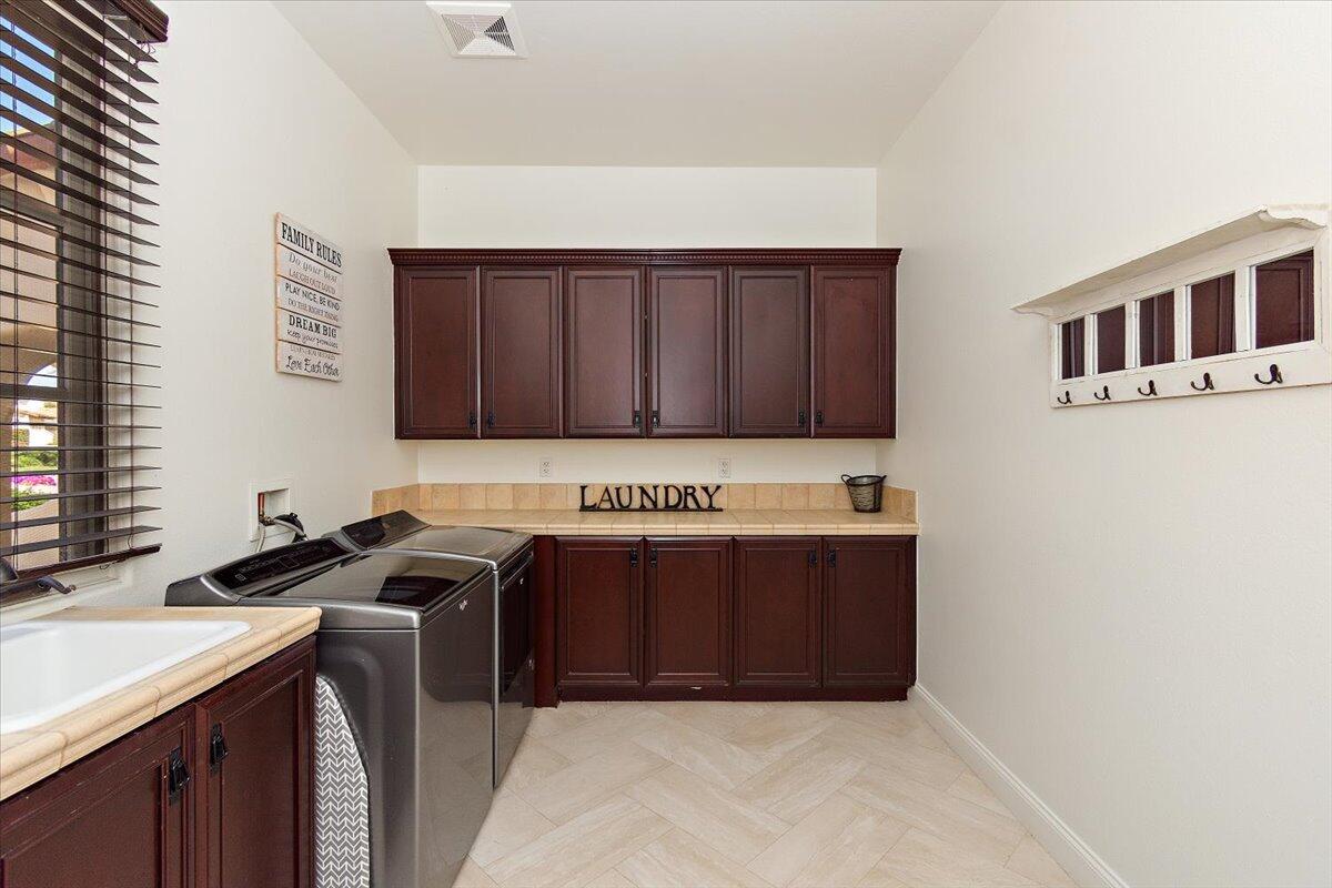 La Quinta, California 92253, United States, 5 Bedrooms Bedrooms, ,5 BathroomsBathrooms,Residential,Pending,102591