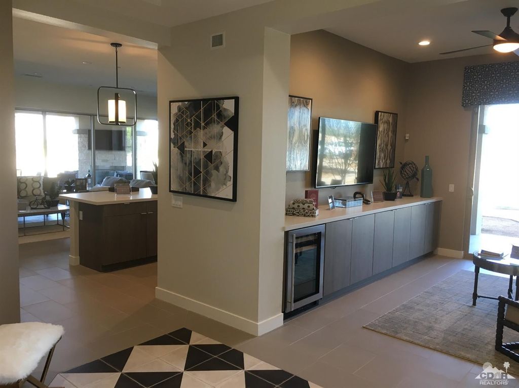 listing image 10992420086466738746