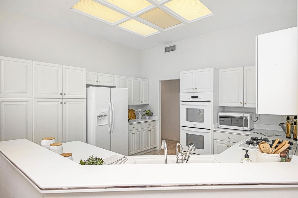 listing image 10995865890859986653