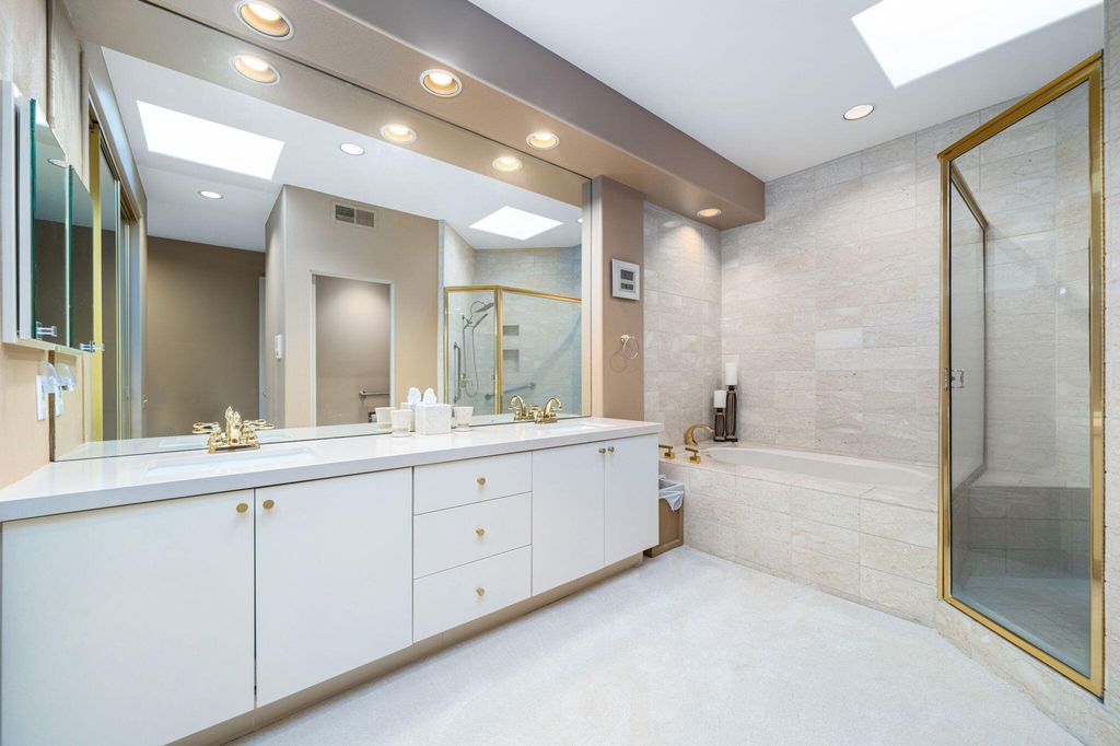 listing image 10994640313982968749