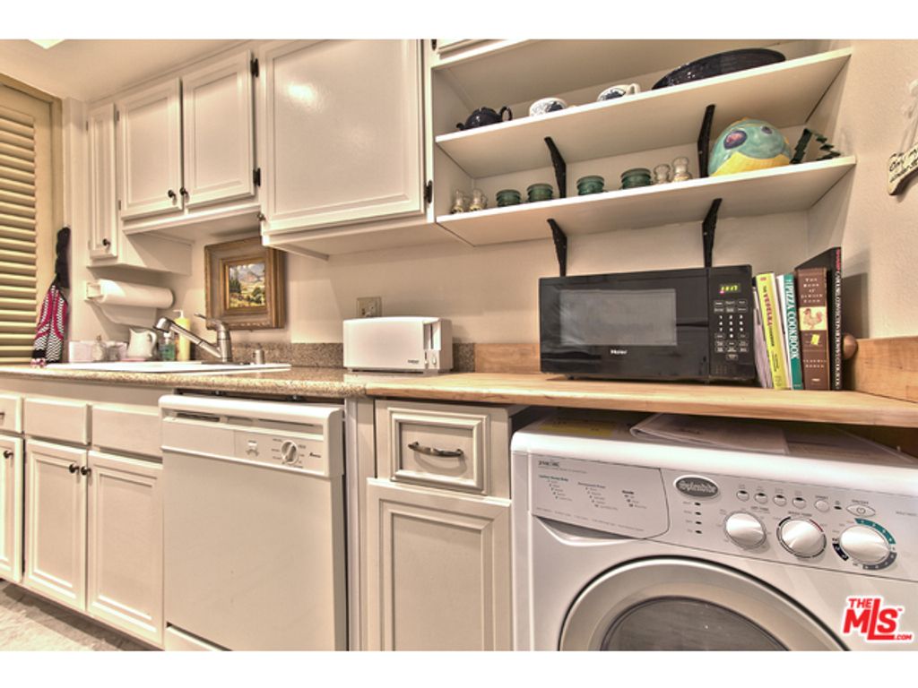 listing image 10996392431778120481