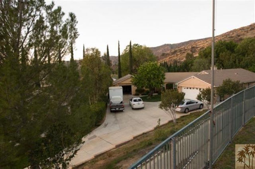 listing image 10990615875435449869