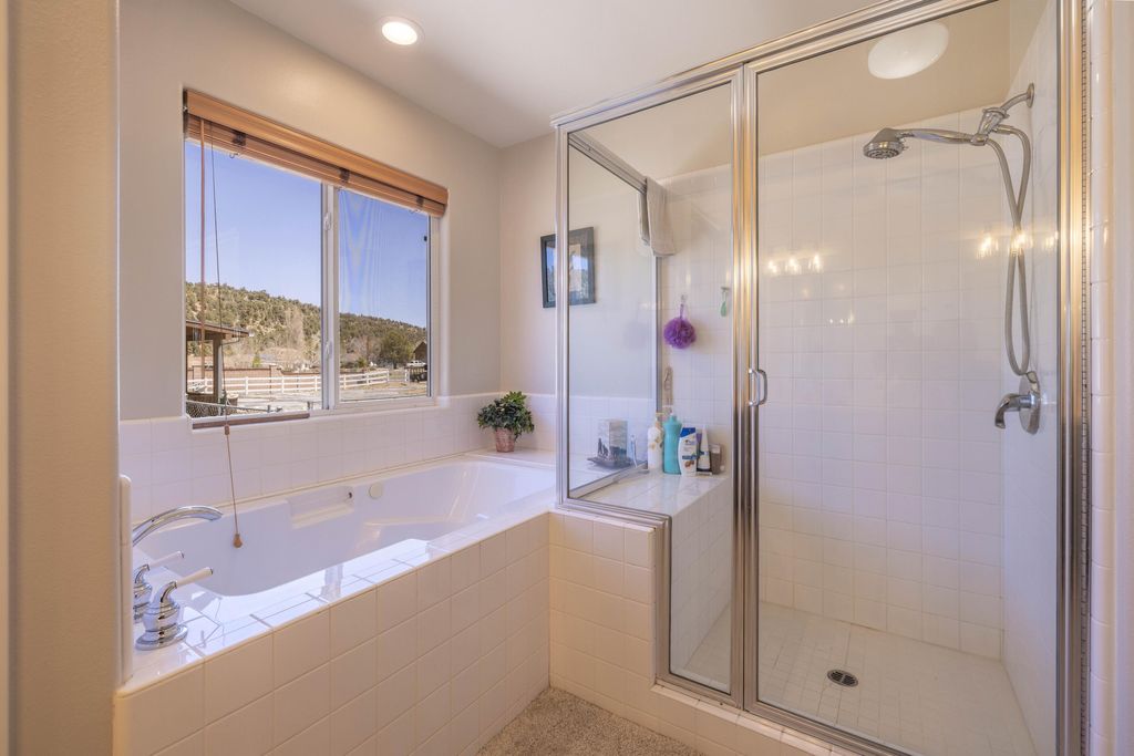 listing image 10996702566419983130