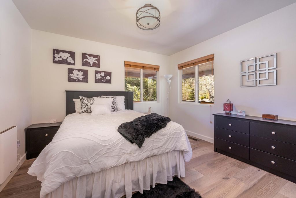 listing image 10997704556989366675