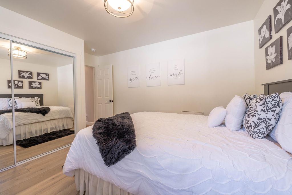 listing image 10993389843520429447