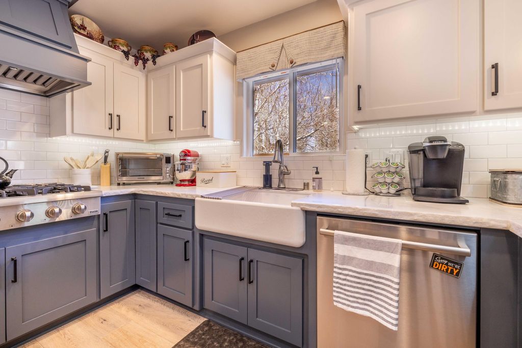 listing image 10998351800237259413