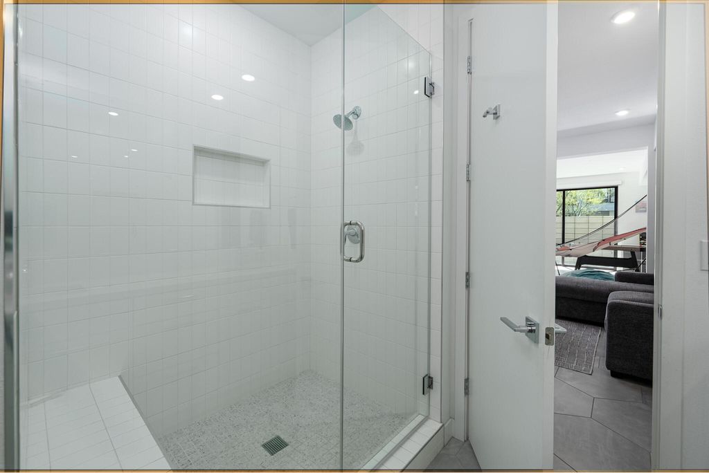 listing image 10994372471635725091