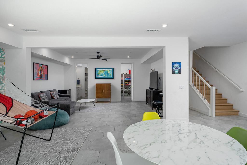 listing image 10998791618419697352