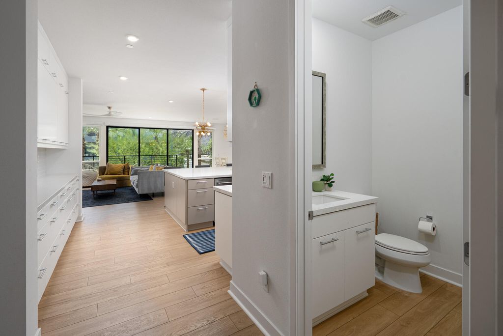 listing image 10995880483766431363