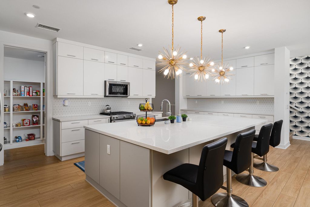 listing image 10993746908240089816