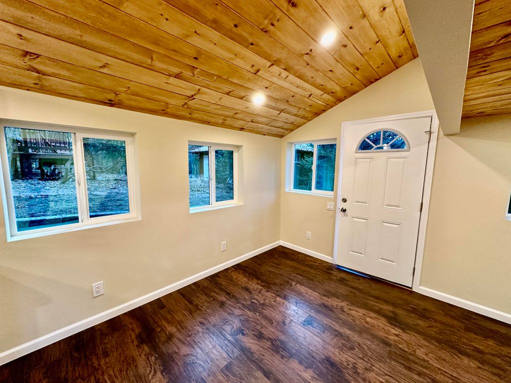listing image 10990073610177354866