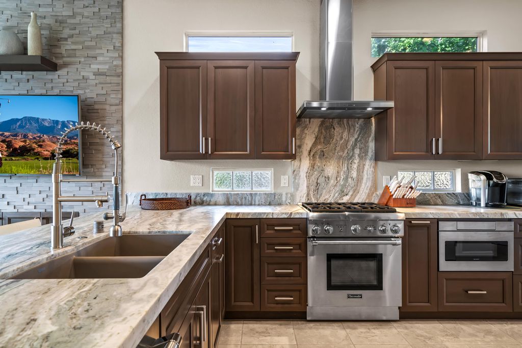 listing image 10992486643538374845