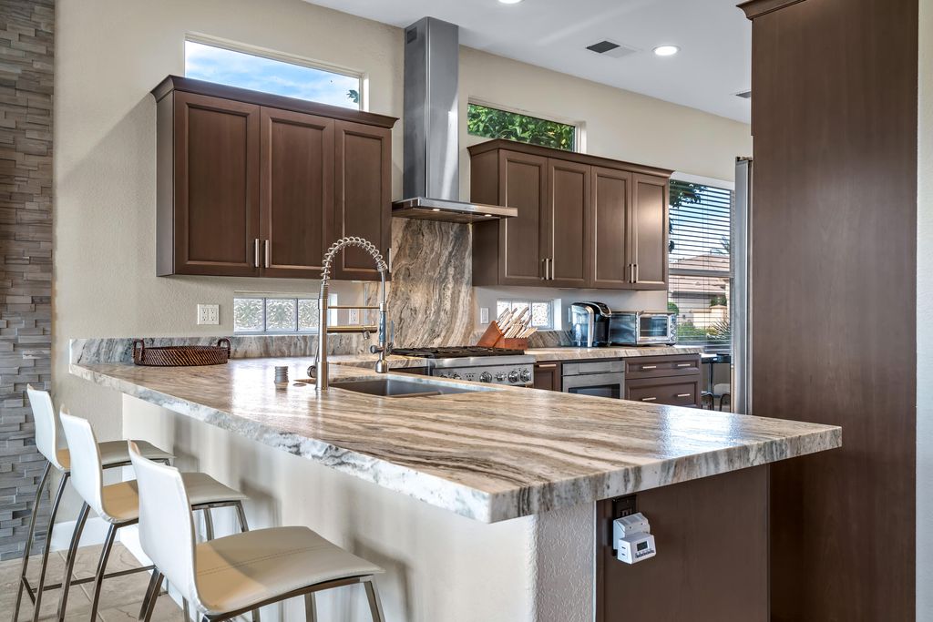 listing image 10999539195218045722
