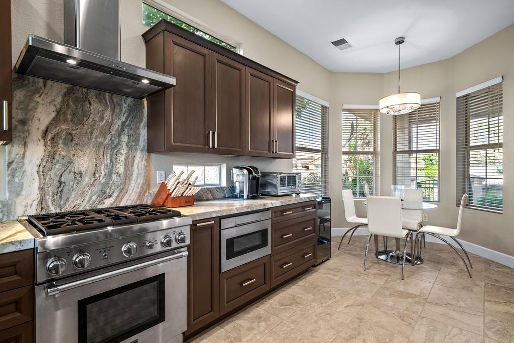 listing image 10998772293011903738