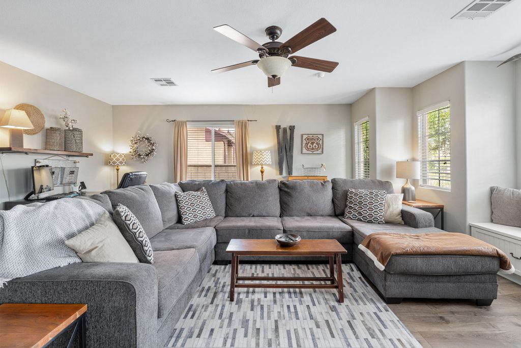 listing image 10992516033336944611