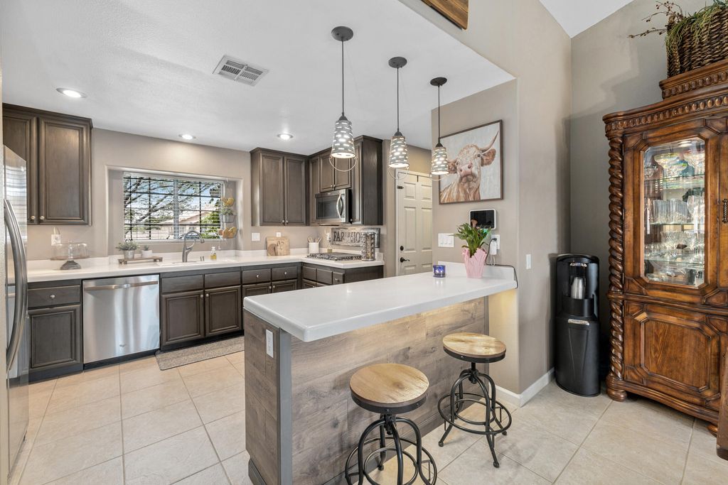 listing image 10993467341981801089