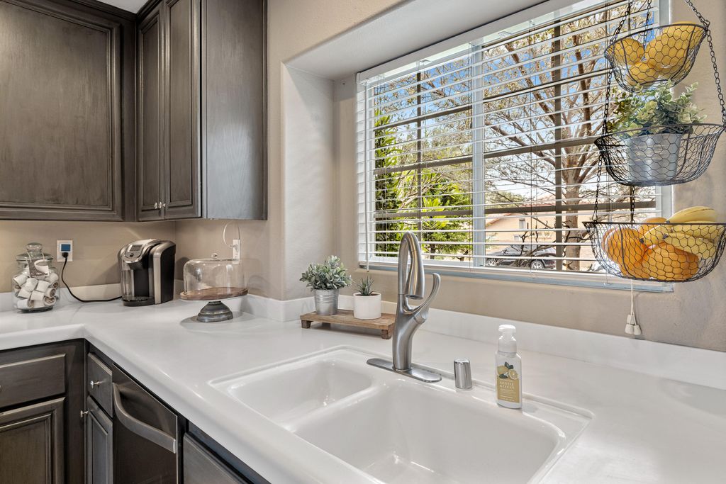 listing image 10991761261691158181