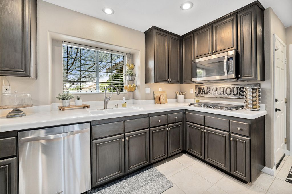 listing image 10996193150556906142