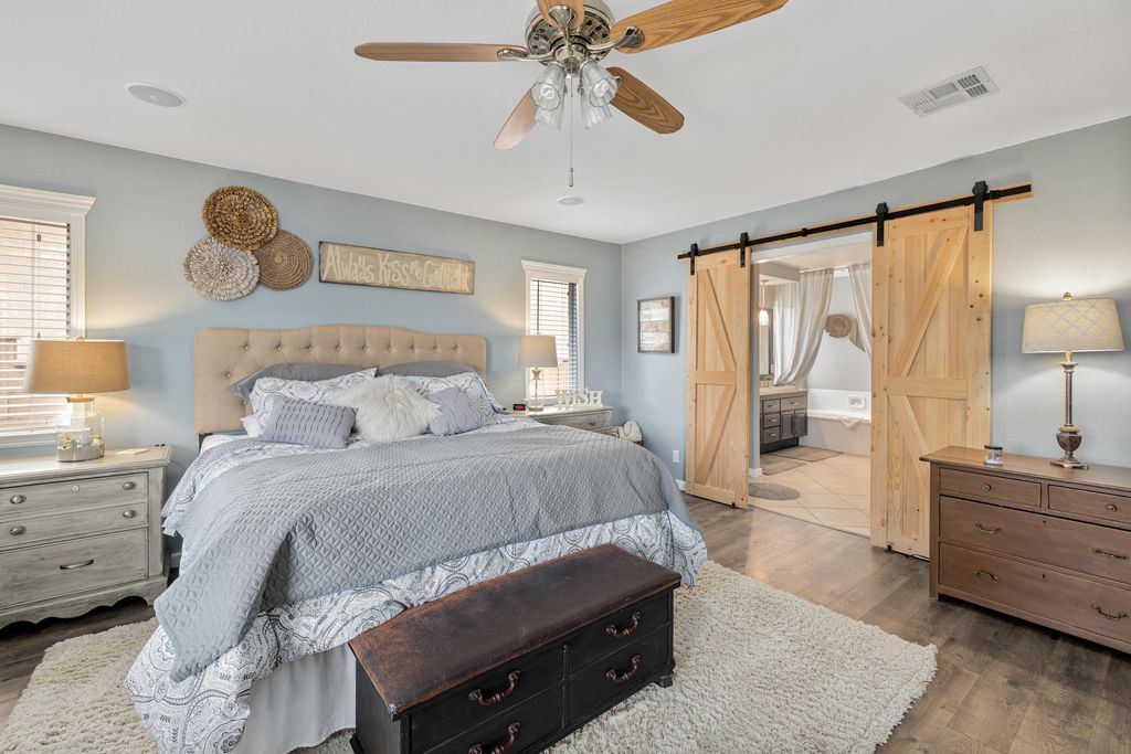 listing image 10996409865850376538