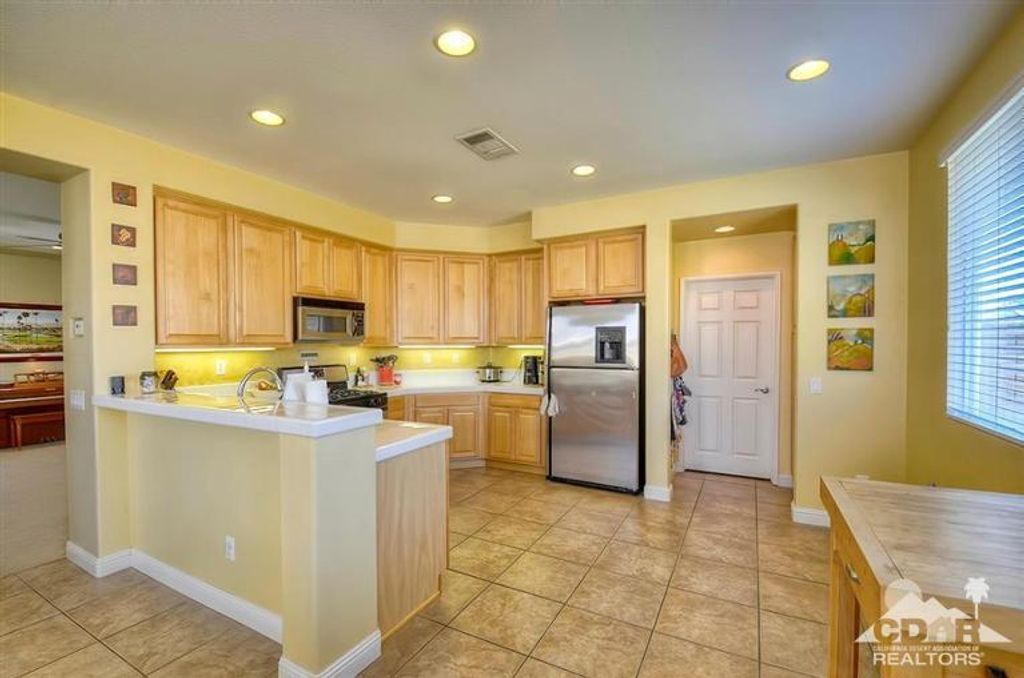 listing image 10997627360815413555
