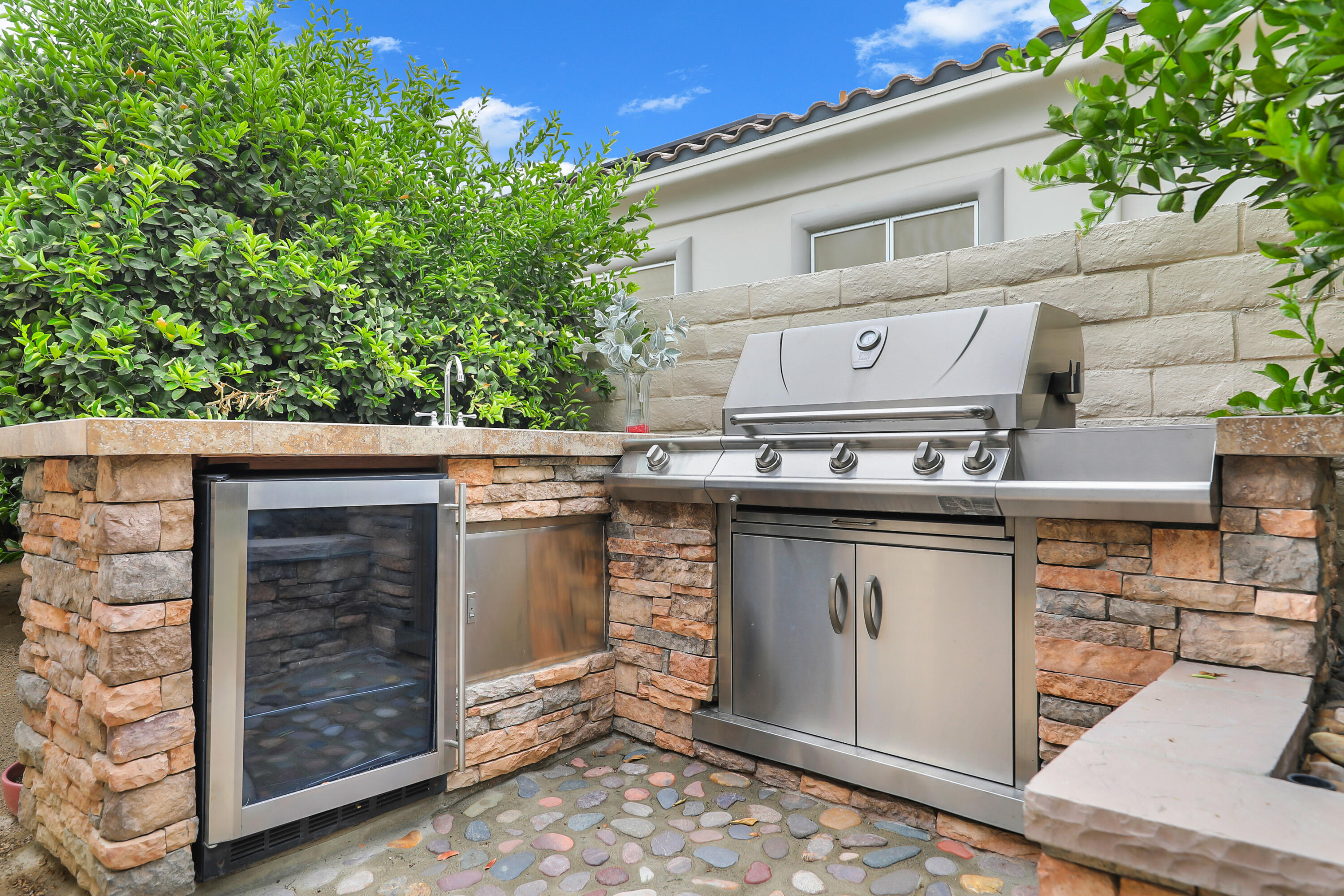 Indian Wells, California 92210, United States, 4 Bedrooms Bedrooms, ,3 BathroomsBathrooms,Residential,Pending,197417