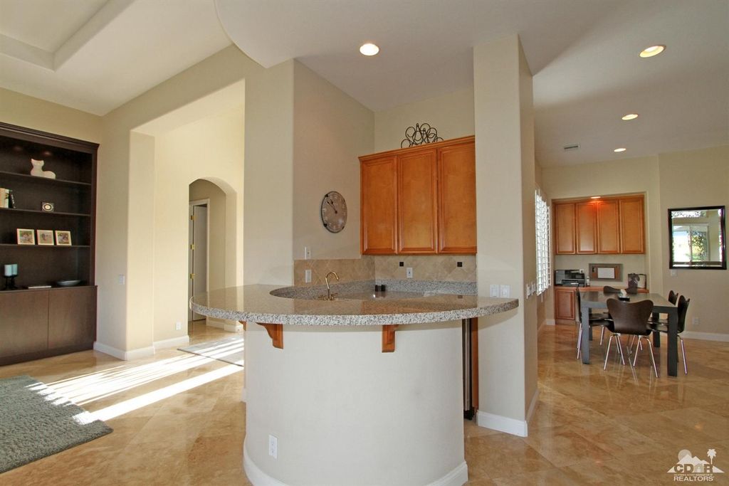 listing image 10998044087551730429