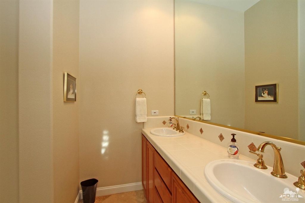 listing image 10994357426326834119