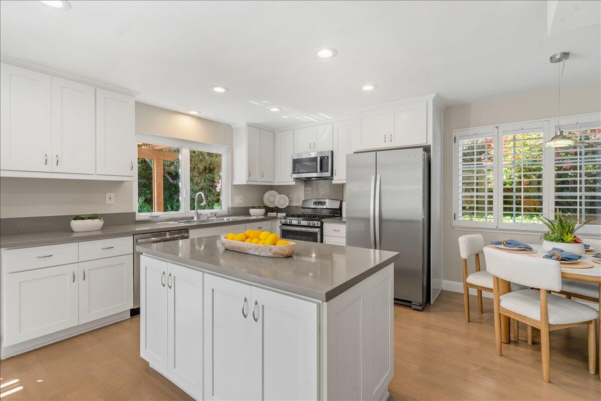 Rancho Palos Verdes, California 90275, United States, 4 Bedrooms Bedrooms, ,3 BathroomsBathrooms,Residential,Active,210278