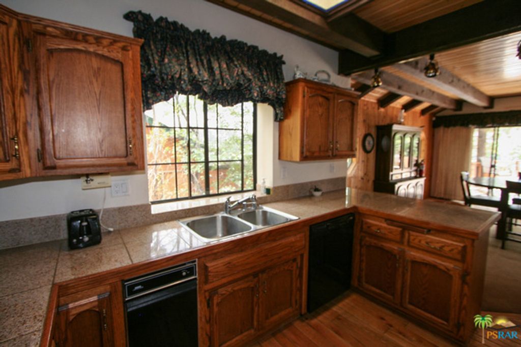 listing image 10993563682401014953