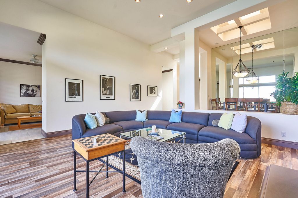 listing image 10994892353949009813