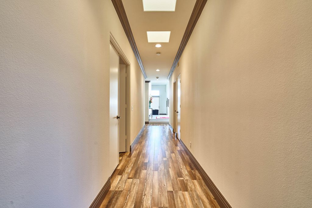 listing image 10990353128369941079