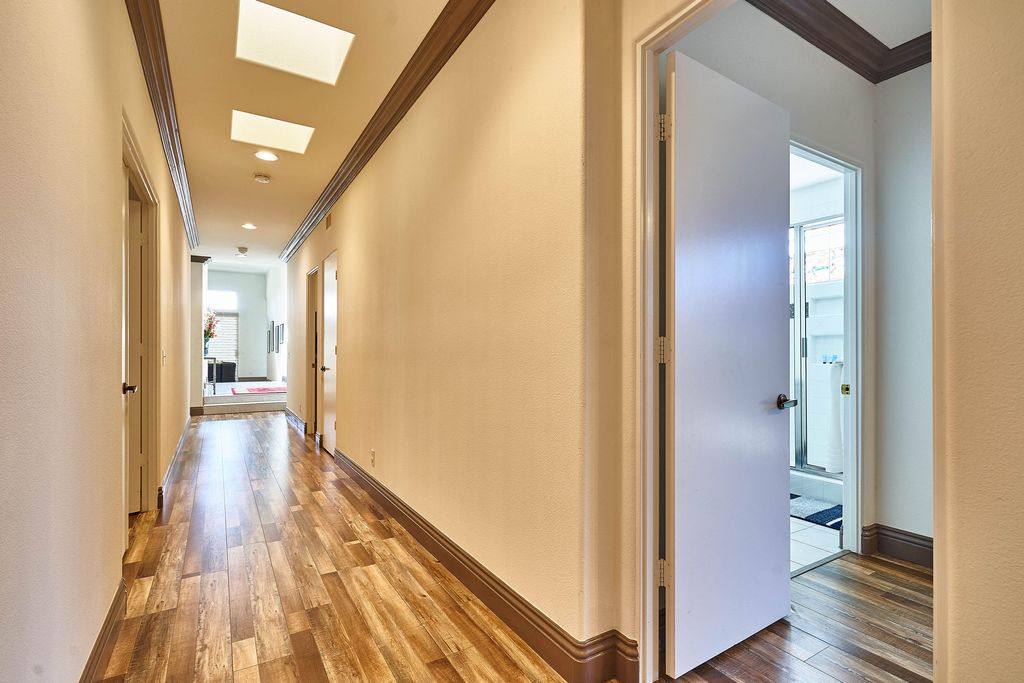 listing image 10998682442564588863