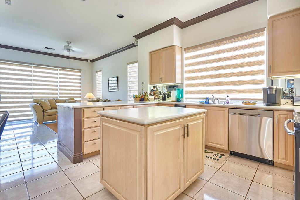 listing image 10995161865986010566