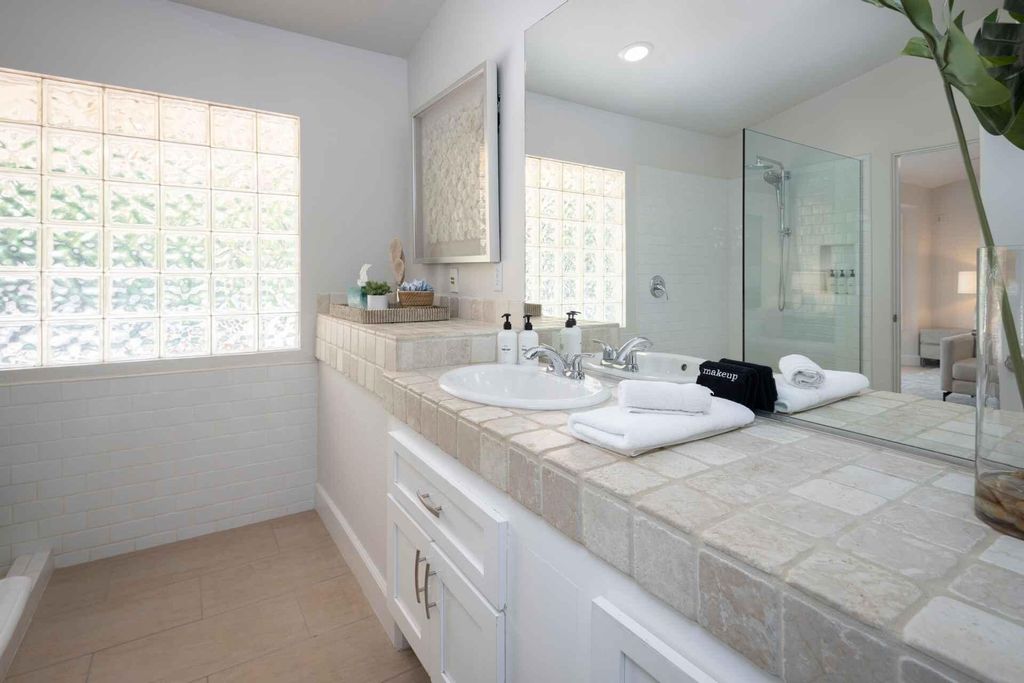 listing image 10997813692741233465