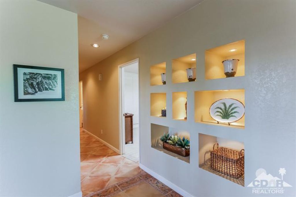 listing image 10996201363899643633