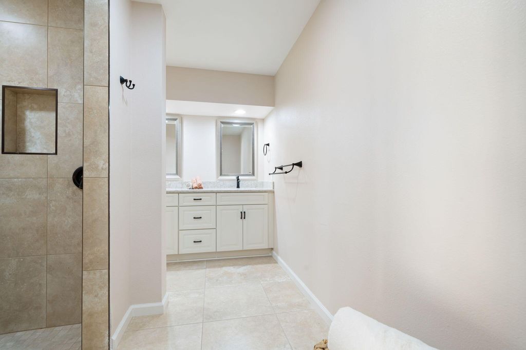 listing image 10991087917194759342