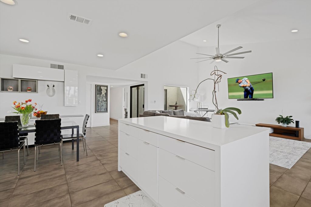 listing image 10993513379171868669