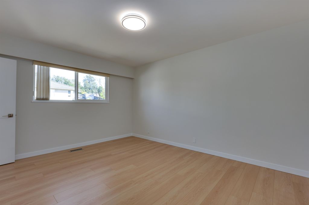 listing image 1100694478294390917