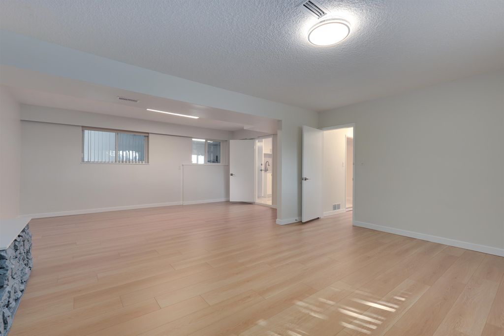 listing image 1103752246525952341
