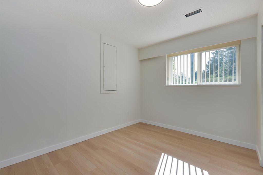 listing image 1102328111063869759