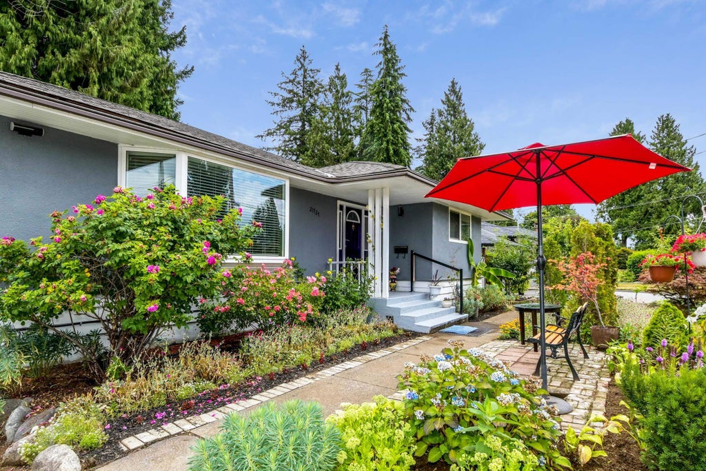 Photo of 21727 Ridgeway Crescent, Maple Ridge, BC V2X 3Z6 (MLS # R3151940)