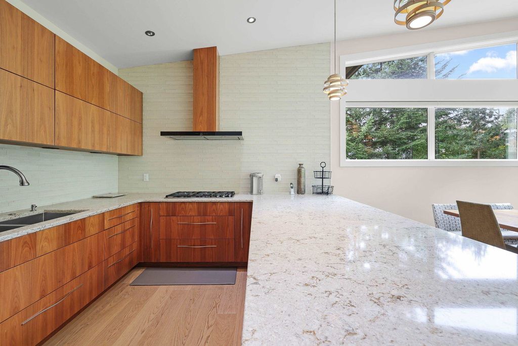 listing image 1101918705971230779