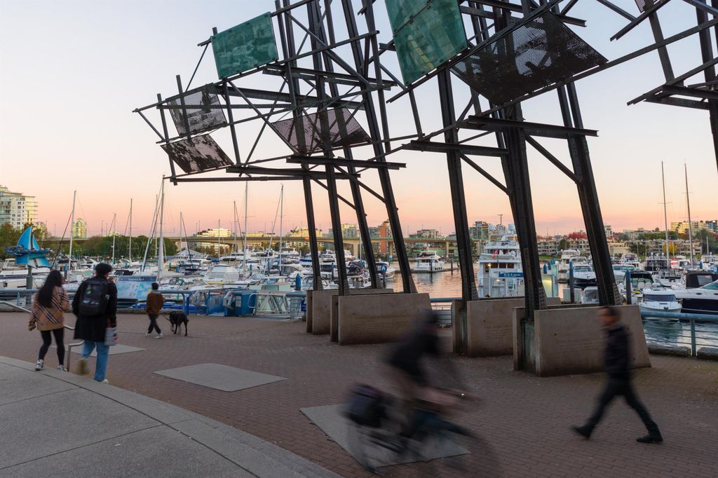 listing image 1103900569236180754