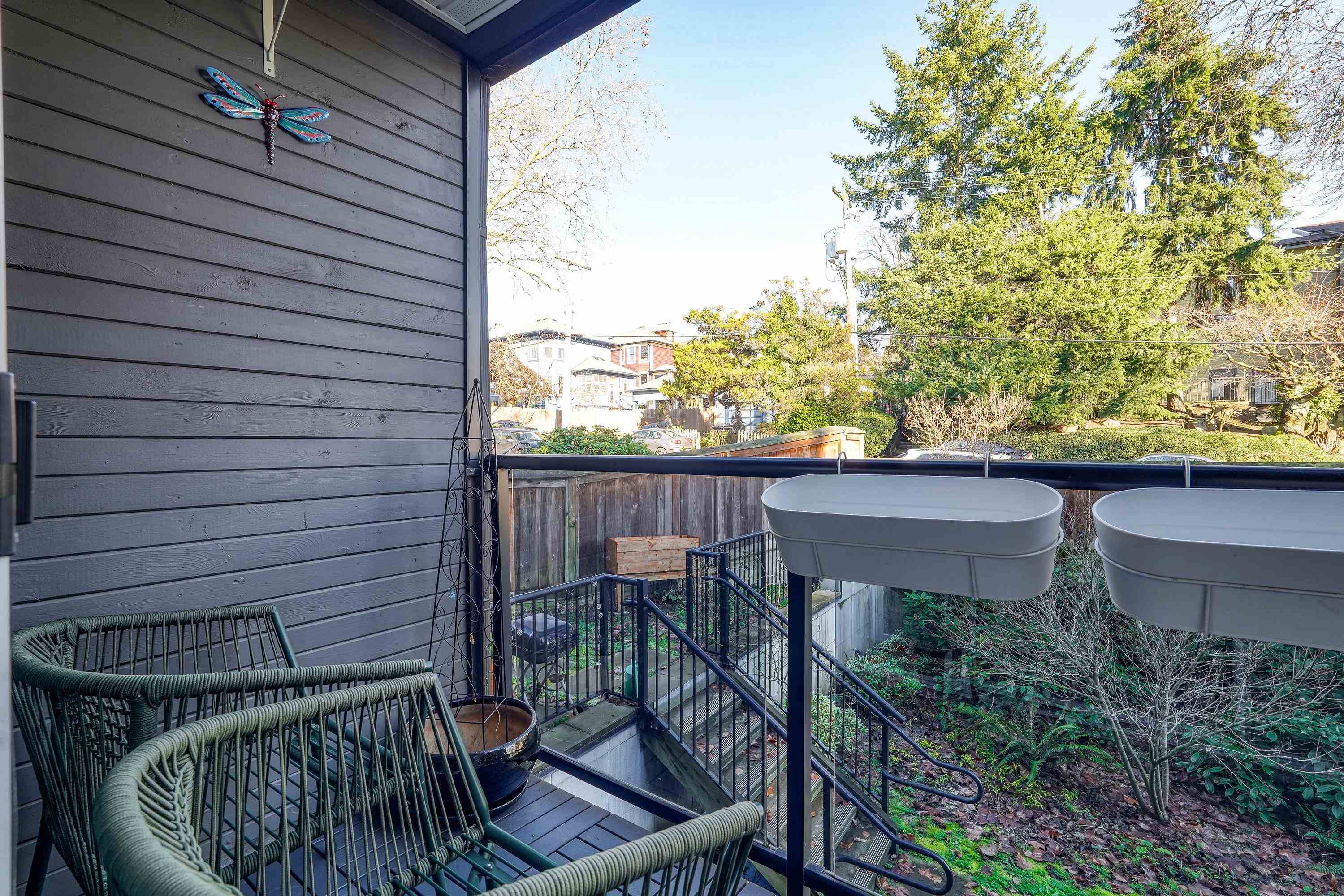 230 Mowat Street 211