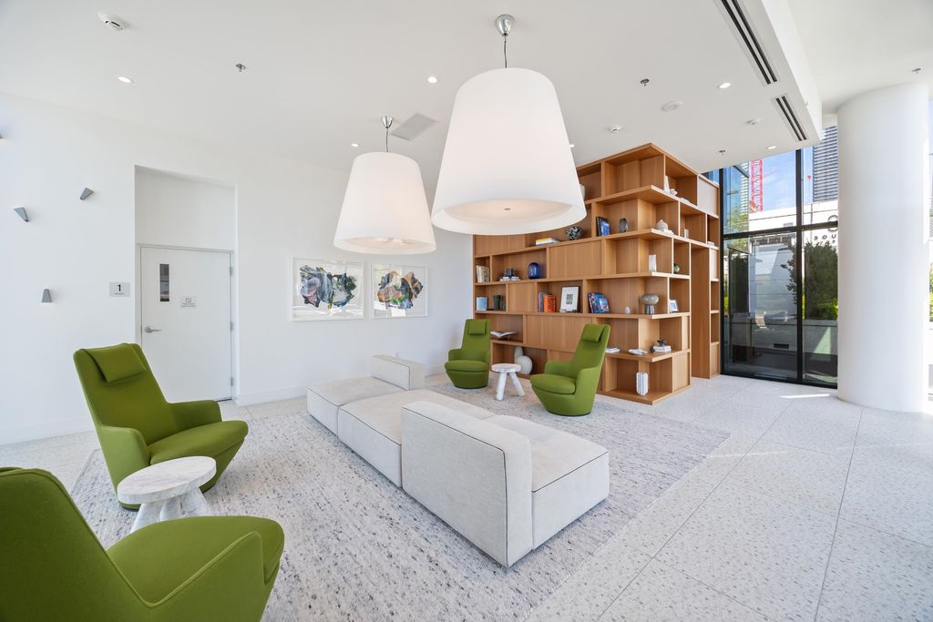 listing image 1105460286208508609