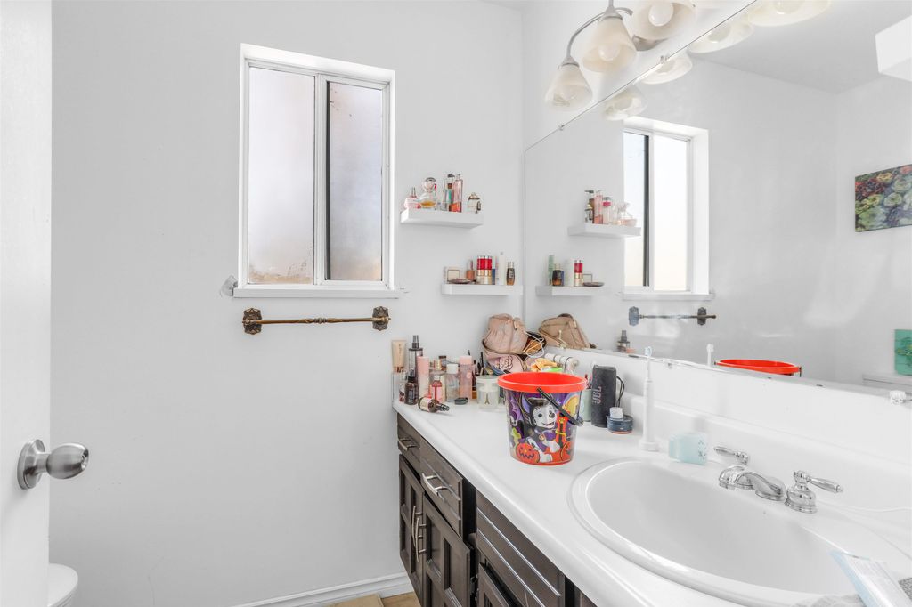 listing image 1103180888663431740